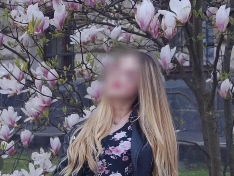 Sandra, 25